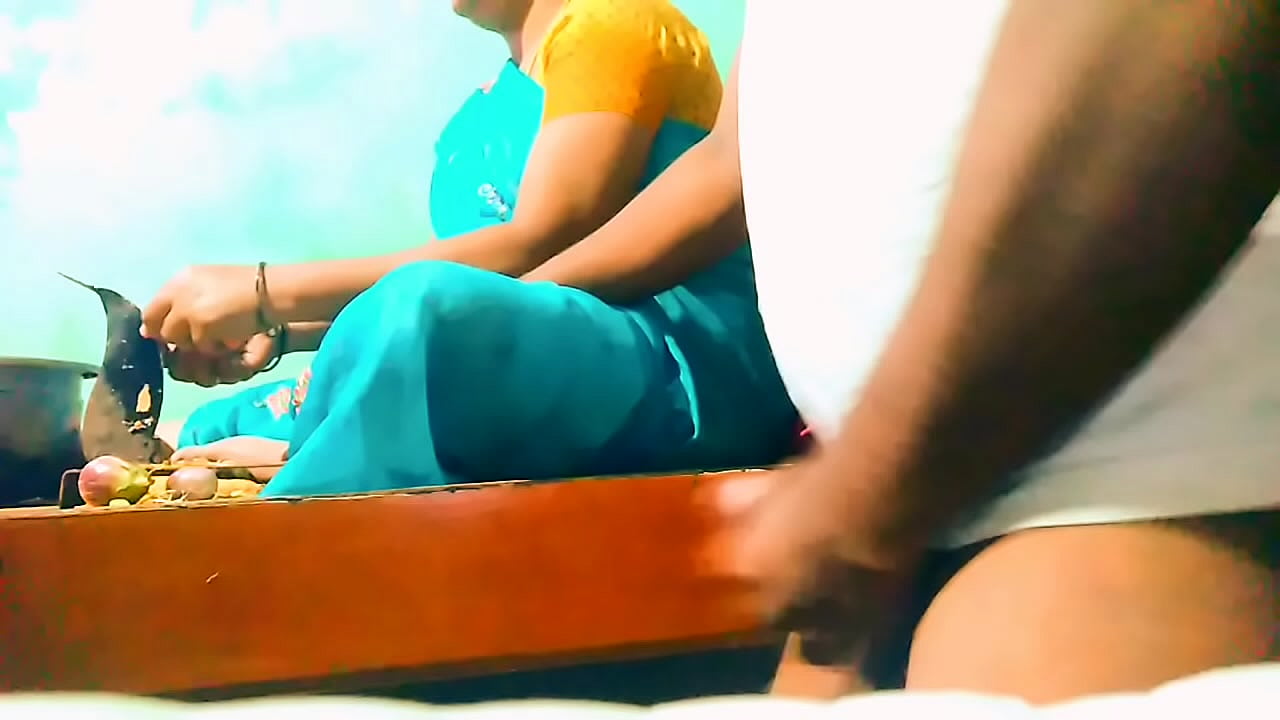 tamil aunty vegetable cutting boobs boy friend handjob