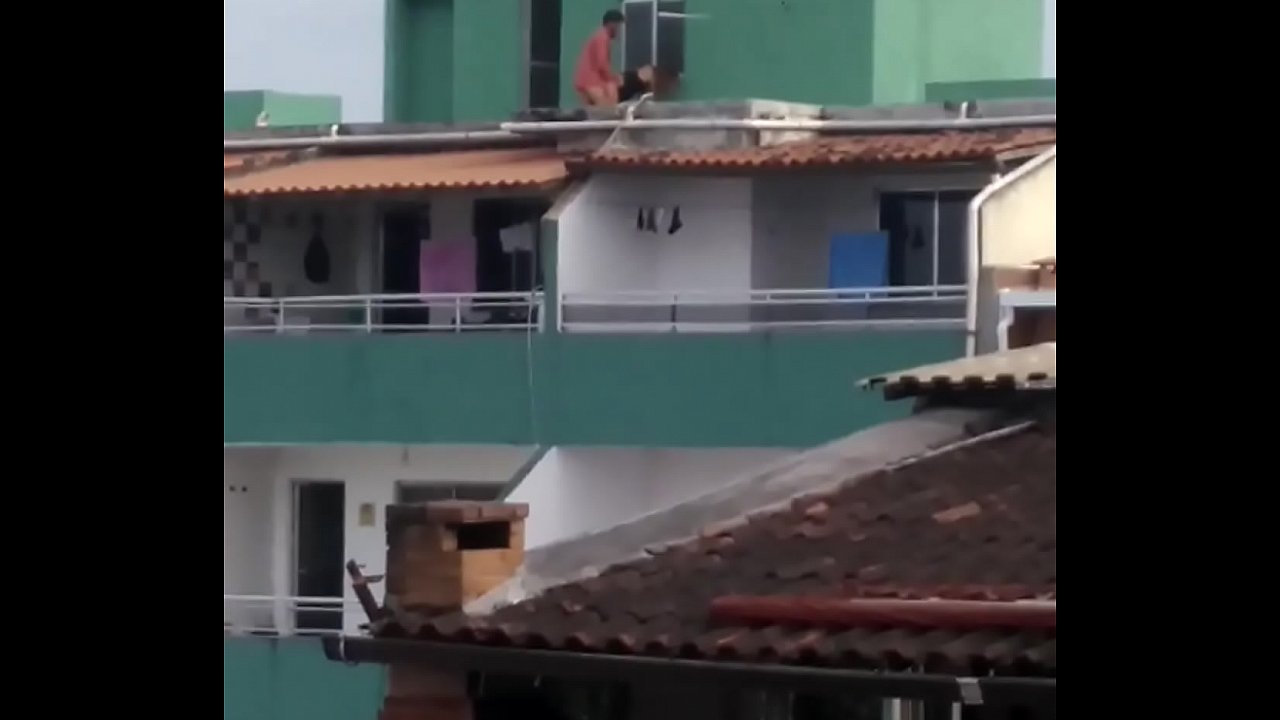 Flagrante de sexo no terraço .