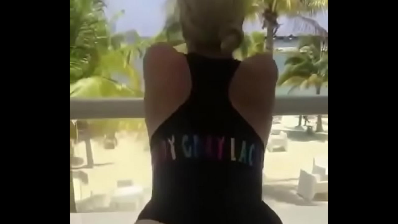 Blond twerk