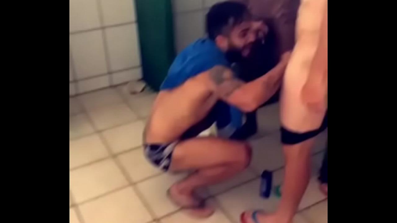 Time de futebol bate com  duas mãos punheta no vestiário