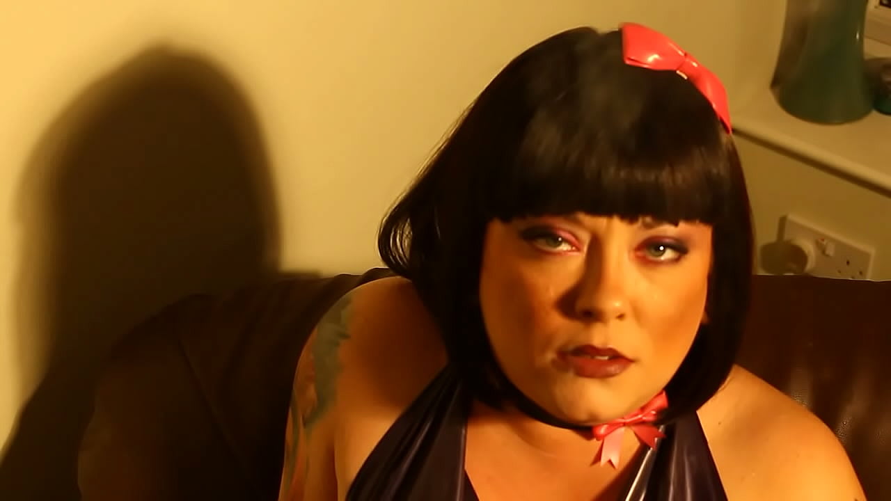 Chubby UK Domme Smokes A Cigar In Rubber