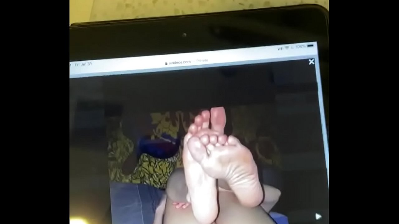 Pussy and toes