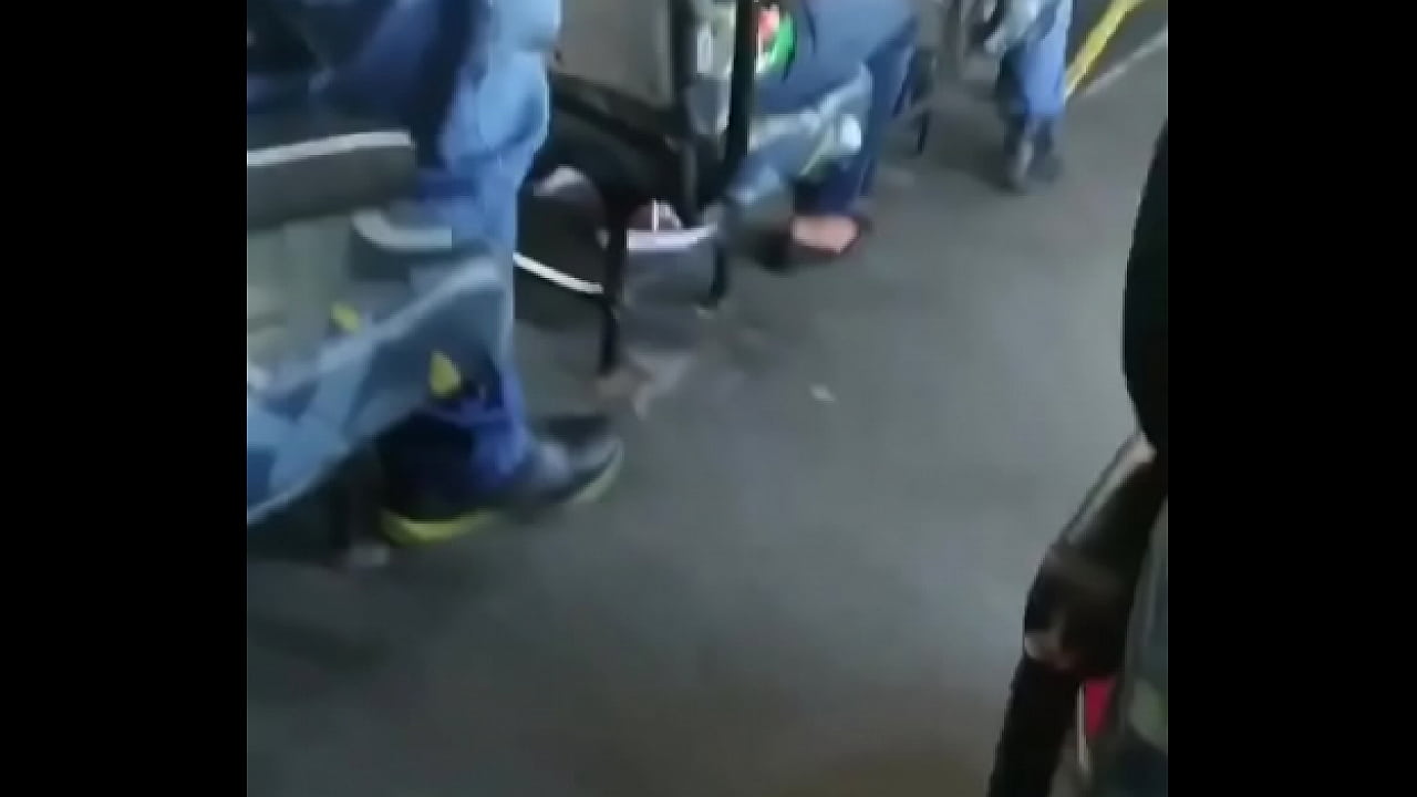 Tocando punheta no ônibus