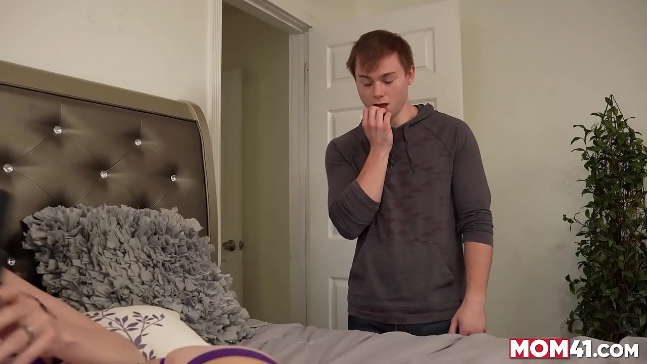 Un mec de 18 ans dans sa première vidéo porno avec une milf - 41