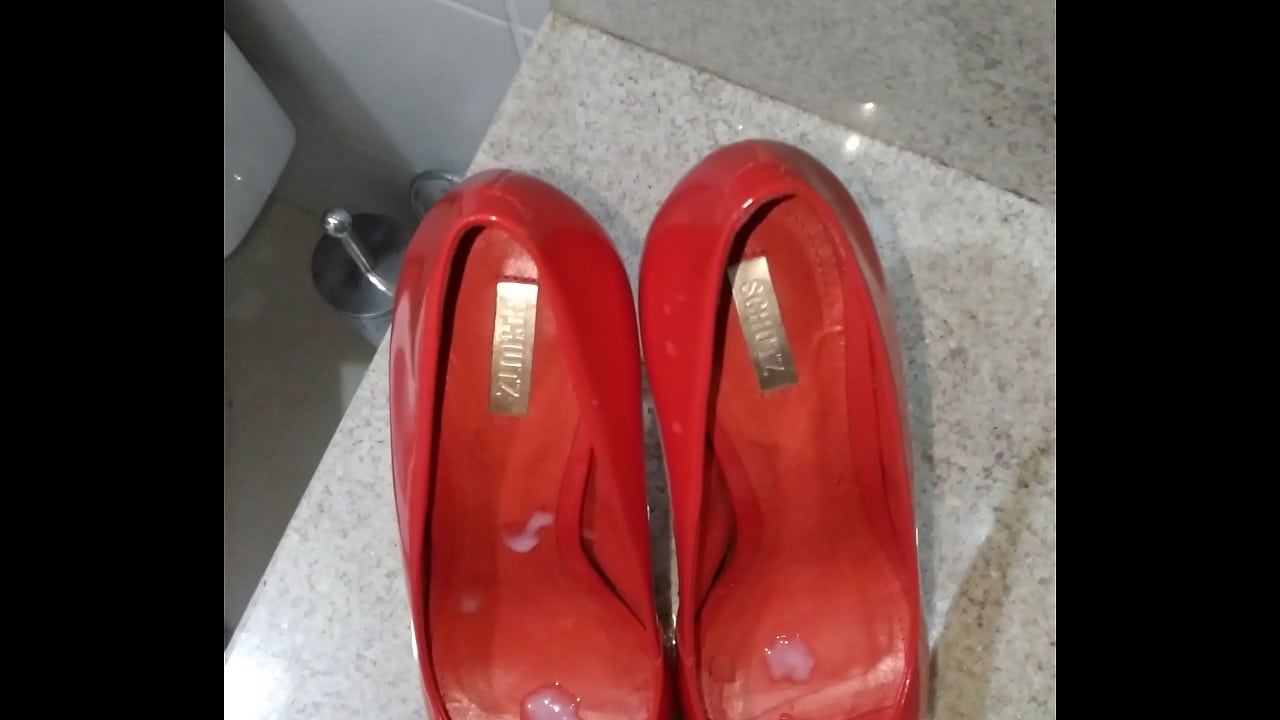 Sapato vermelho schutz gozado