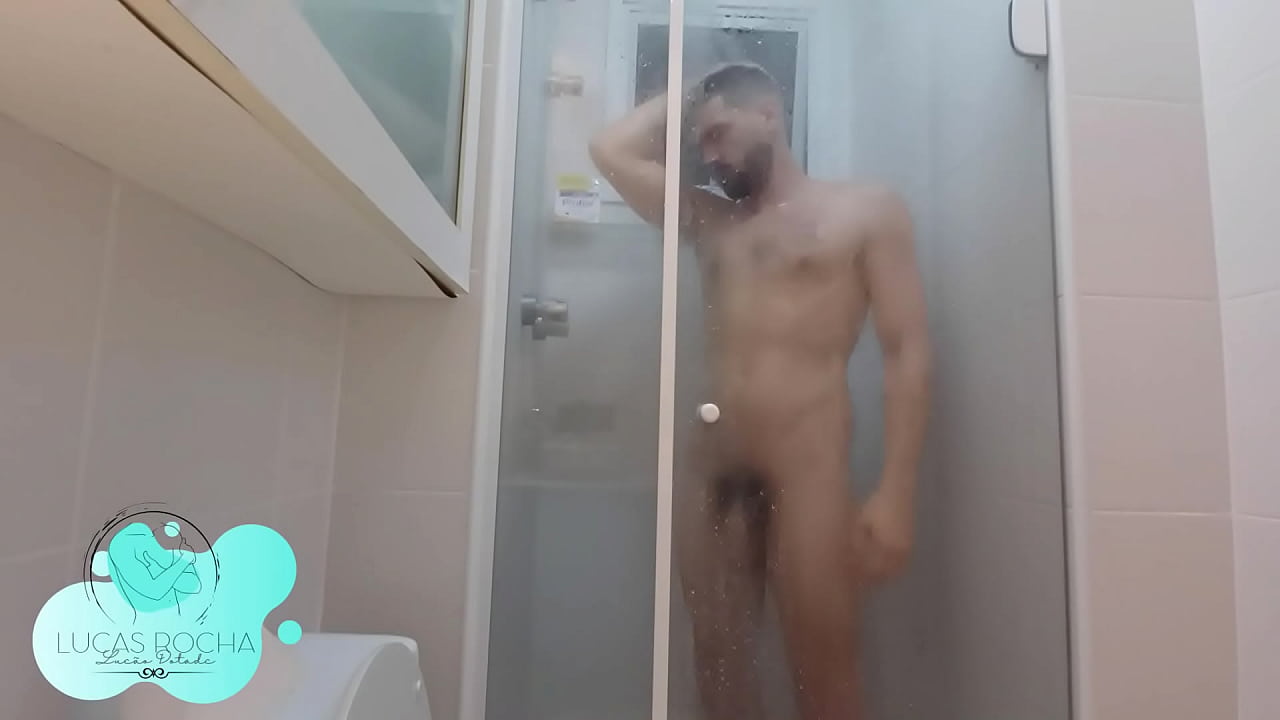 Lucas Rocha no chuveiro