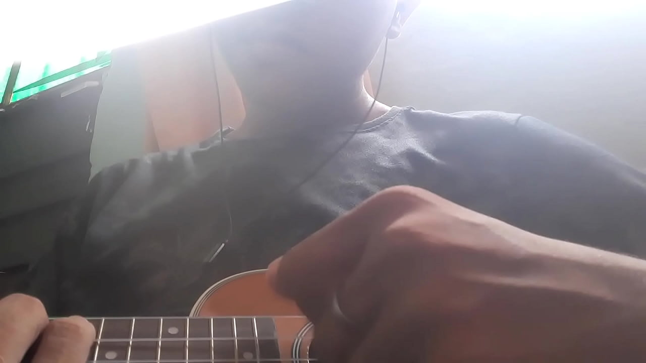 Novinho pega seu ukulele pra tocar gostoso