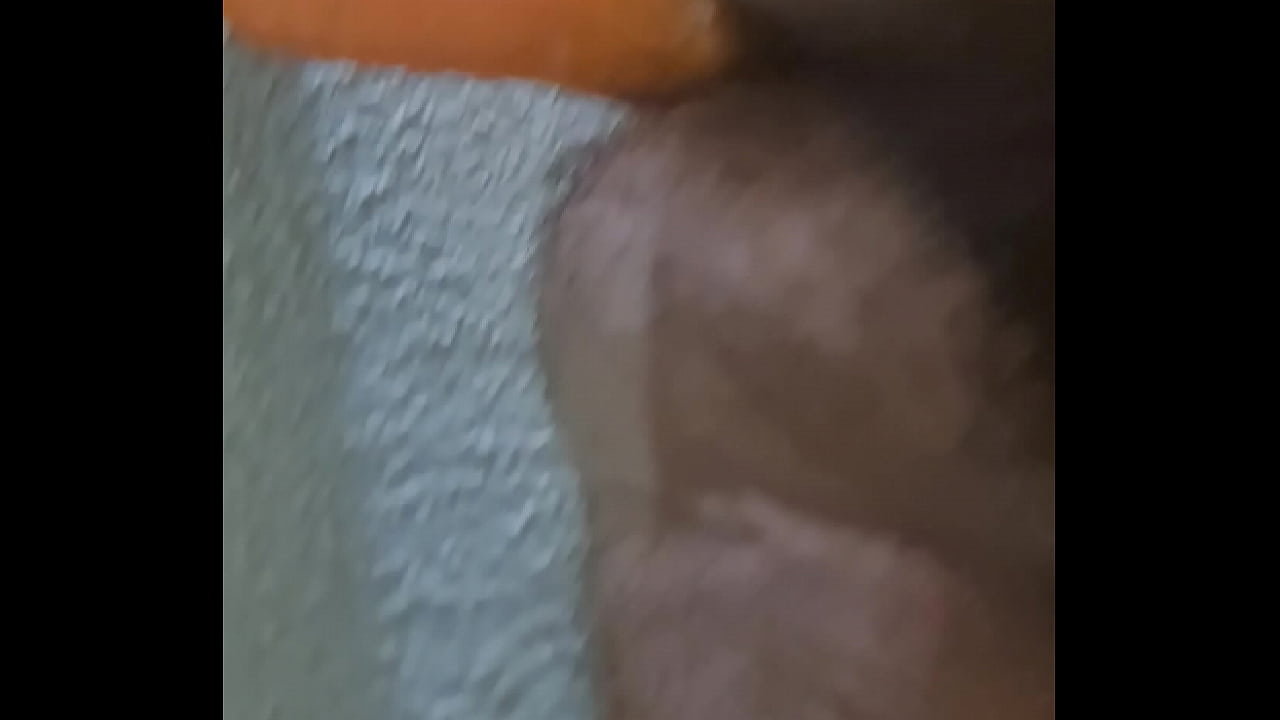 Socando uma cenoura no cu