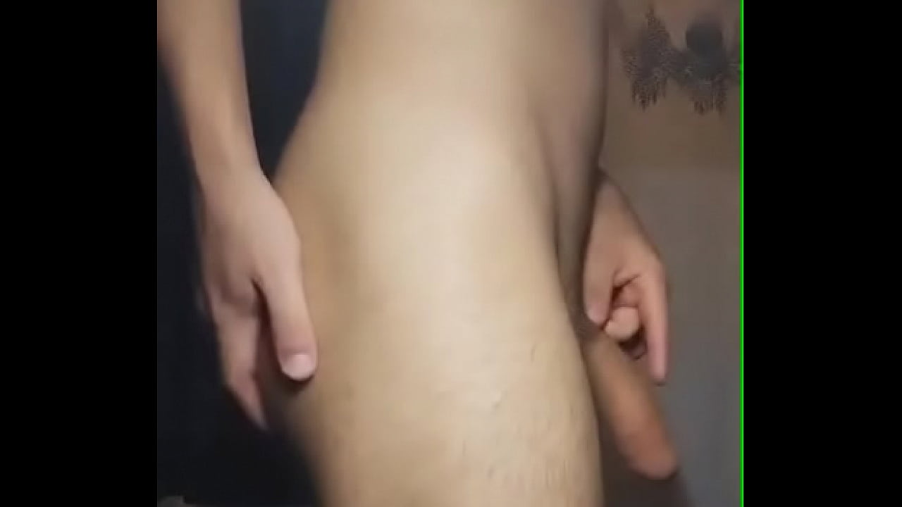 Este chico necesita una polla urgentemente