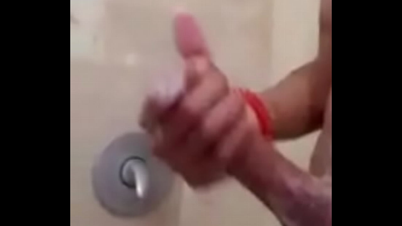 Pajiandose en el baño