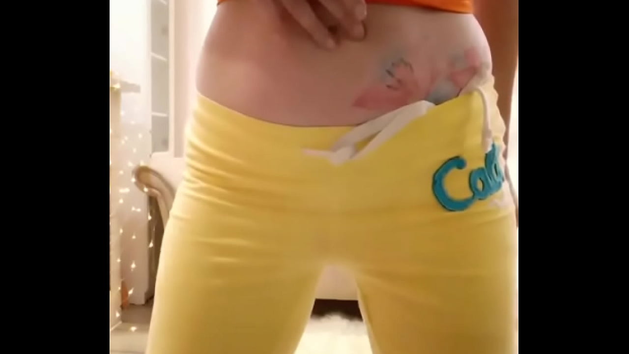 Golden lemonade in yellow yoga pants #pee #piss #wetpants #pantswetting #yogapants