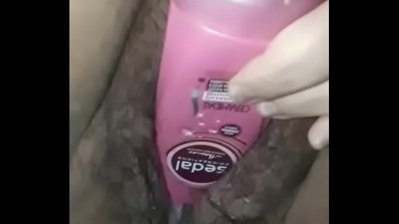 Argentina mojada se masturba con un shampoo y manda el video