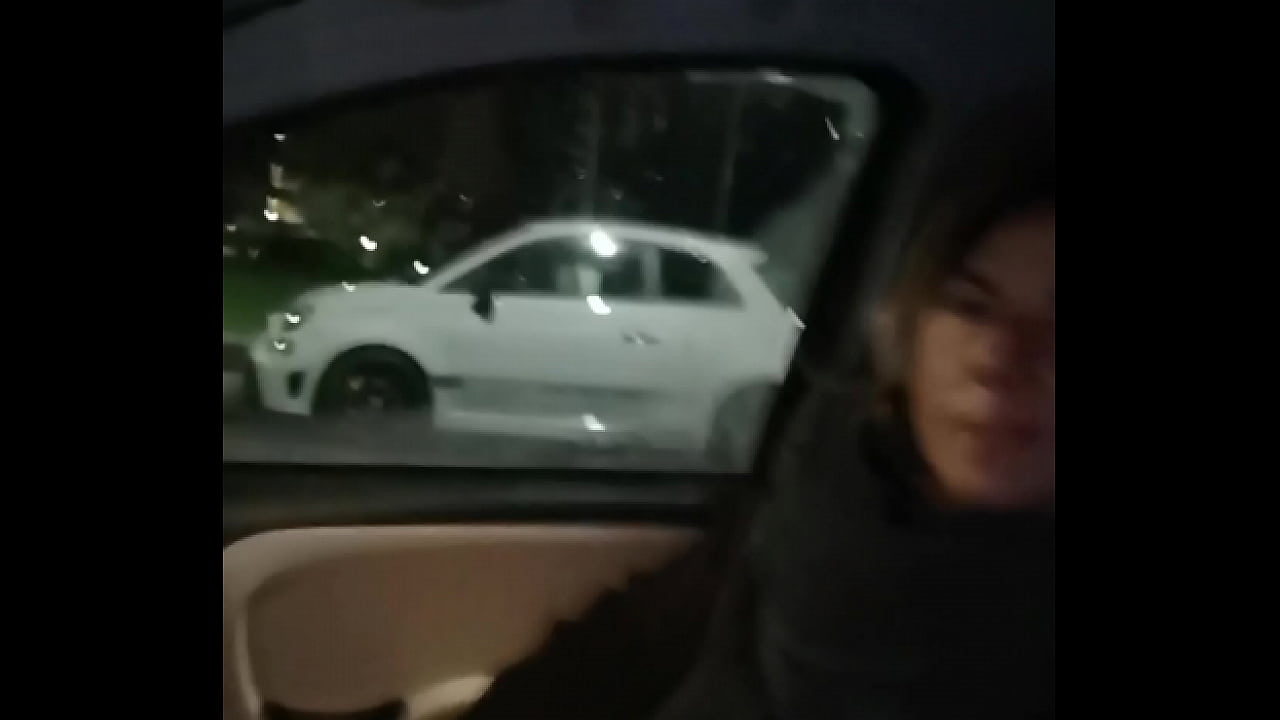 Sesso in auto me lo succhia nel parcheggio