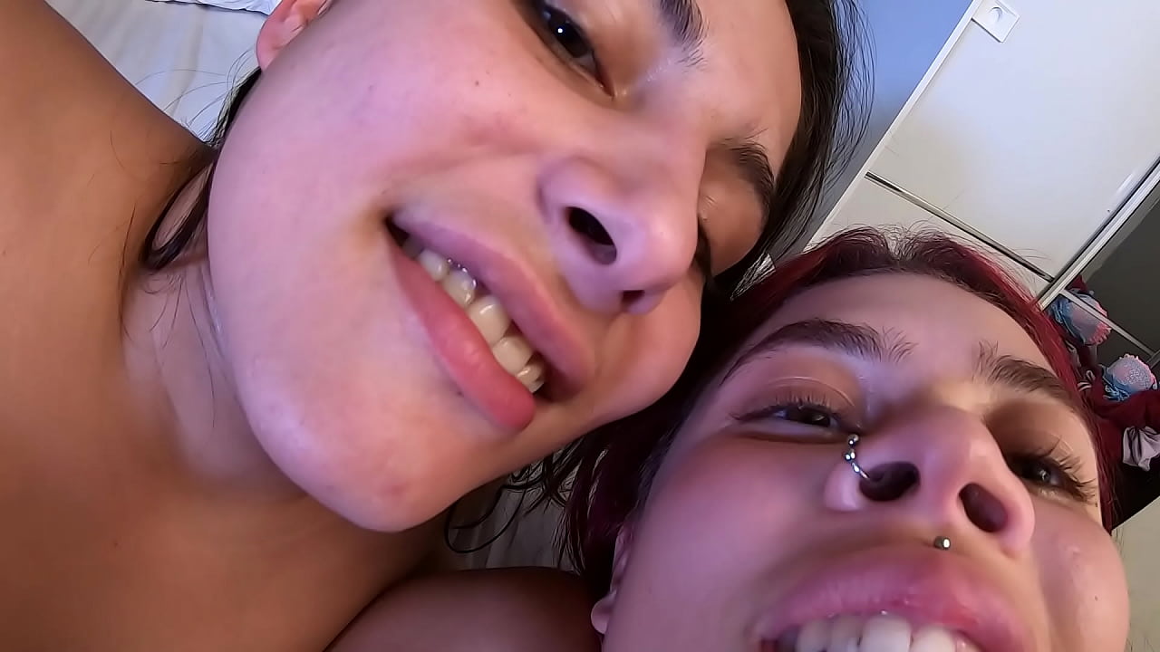 Thelly Santos na sua primeira tentativa de anal com a amiga do curso