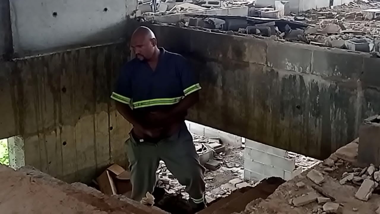 Batendo uma na construção