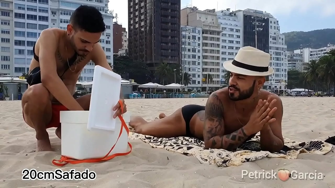 Popsicle seller fucking the beach customer