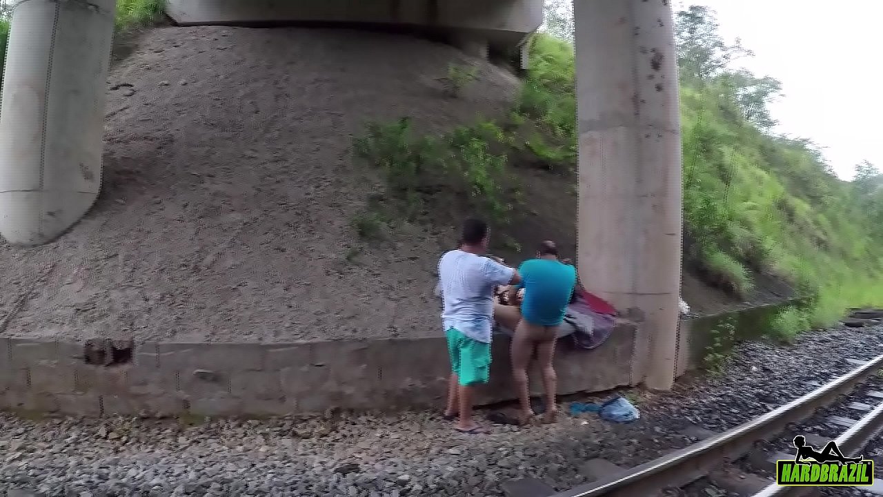 Por trás das câmeras da crente dando o rabo sem camisinha para o mendigo