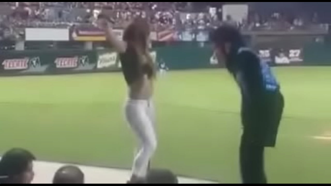 Sexy Chica de Culiacan Bailando con los Tomateros