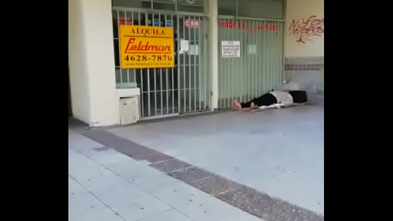 Tipo erecto en la calle.