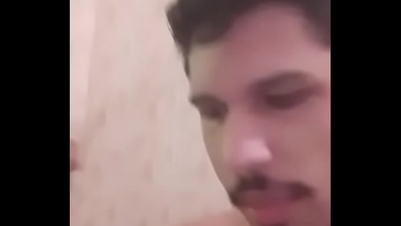 ADM gostoso no banho fazendo dança sensual