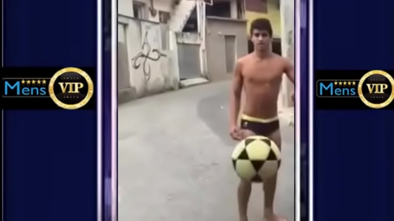 jogando futebol de sunga