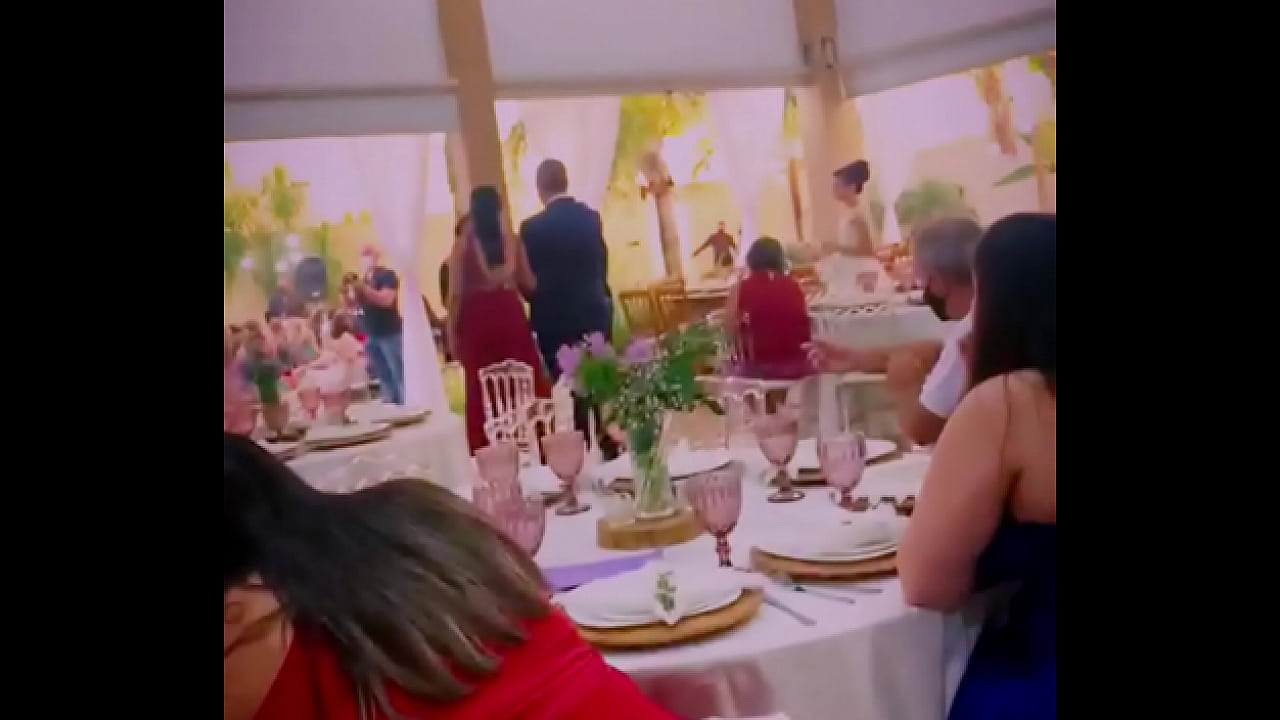 Esposacasual mostrando o corpo em uma festa de casamento enquanto o marido filma