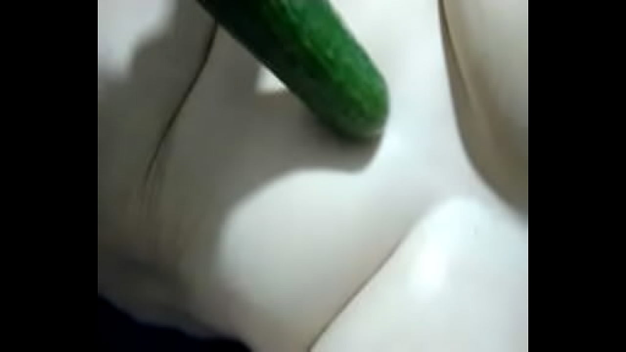 Masturbándome con un pepino para vosotros. Dejad vuestros comentarios, por favor