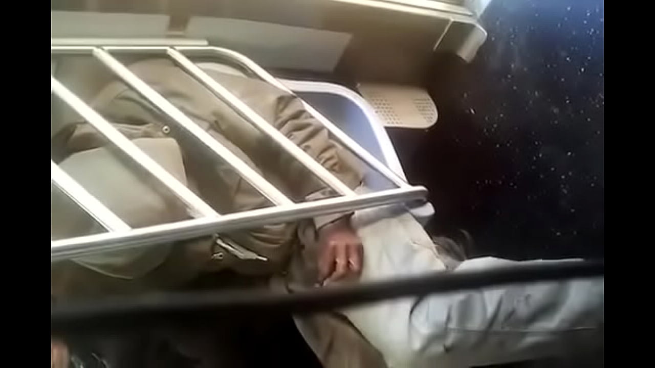 viejo tocando bulto en el tren