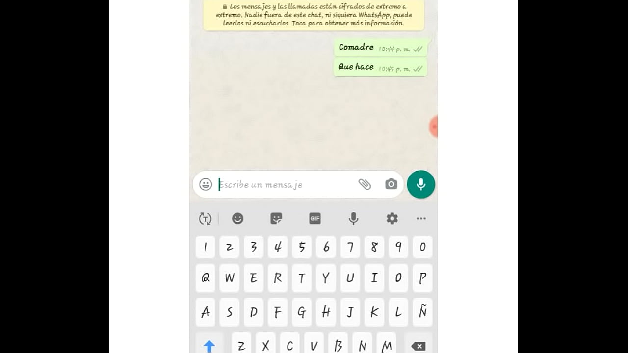 WhatsApp  con mi comadre mientras su marido no está en casa ..me muestra su culito /