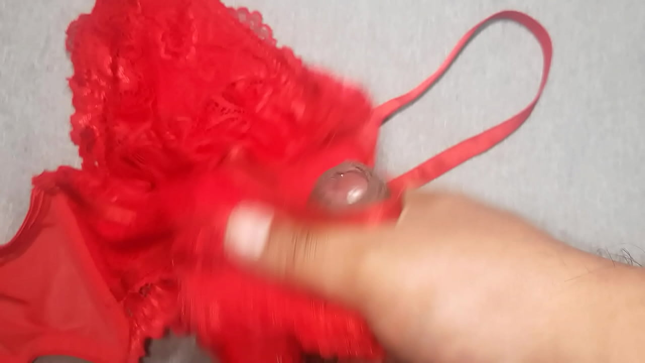 Me vine sobre el bra rojo de mi compañera