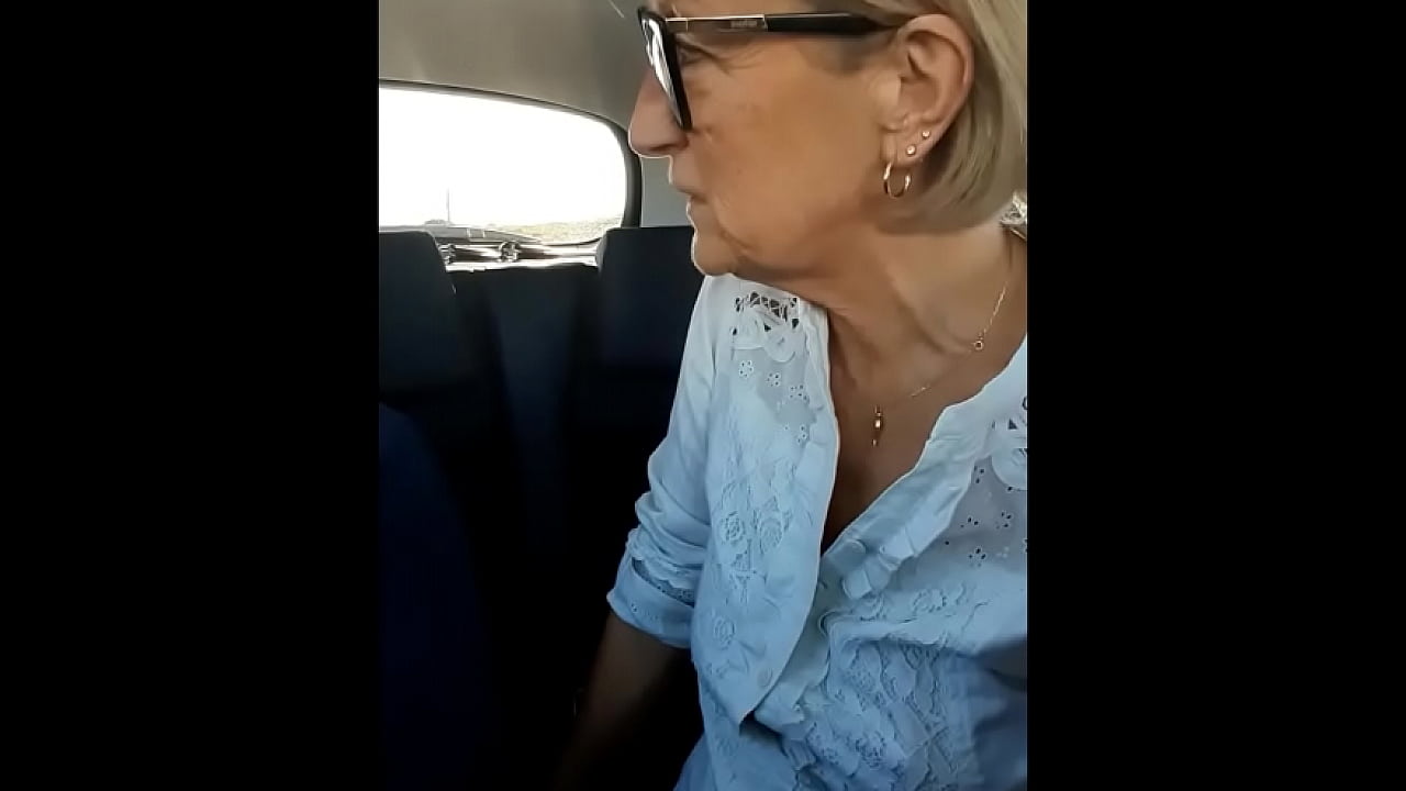 Un autostoppeur se fait vider les couilles dans la voiture par cette belle milf