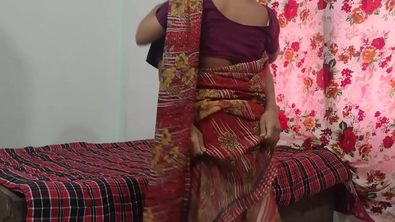 Indian House owner aunty romantic mode, Indian bhabhi Sex with her guest