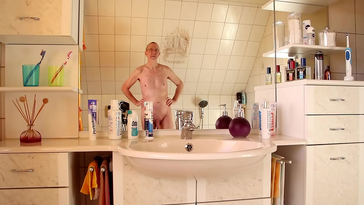 Nudeboy in the bathroom 001