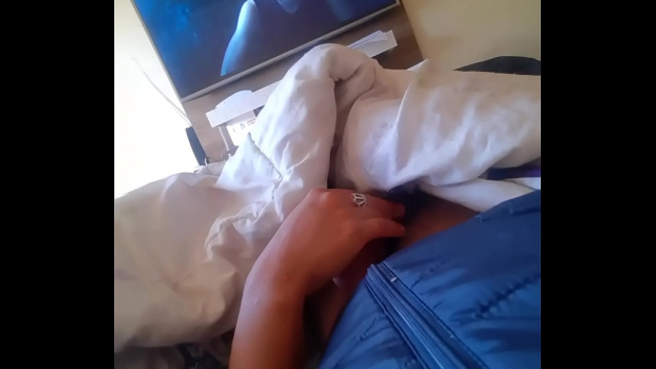 Minha namorada pegando no meu pau enquanto vejo filme