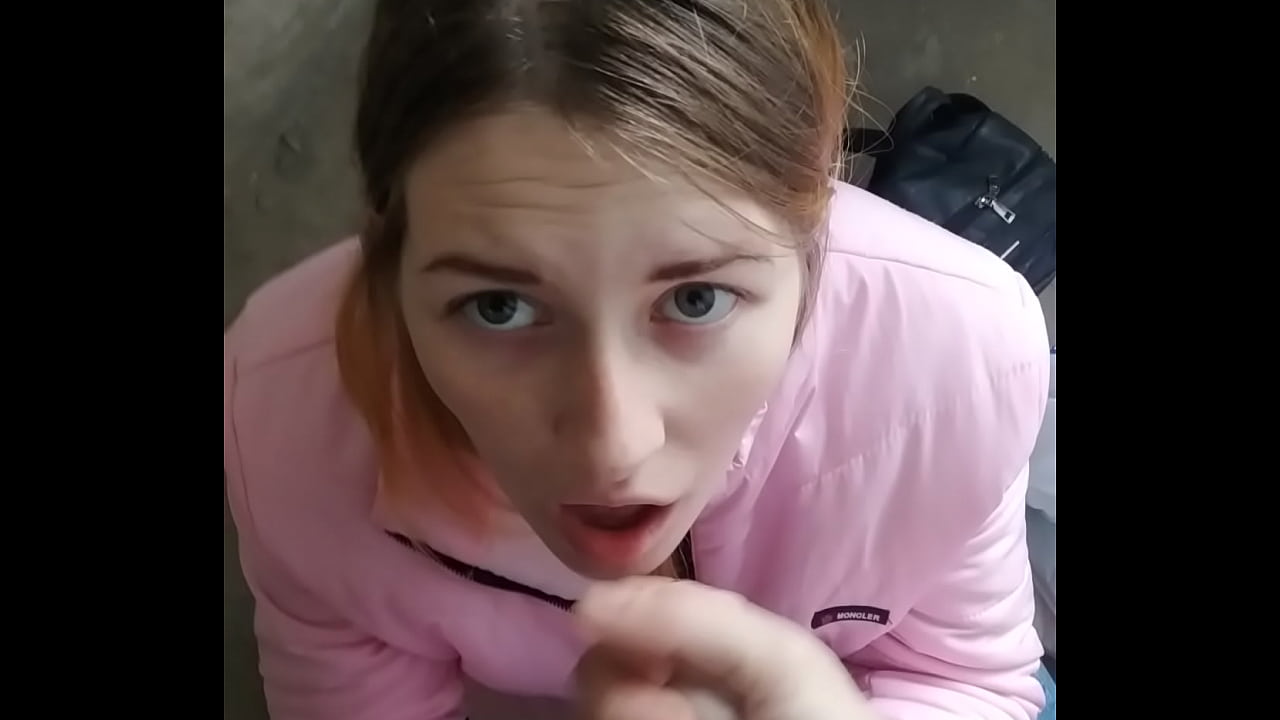 A beautiful bitch sucks a dick in the stairwell near her apartment