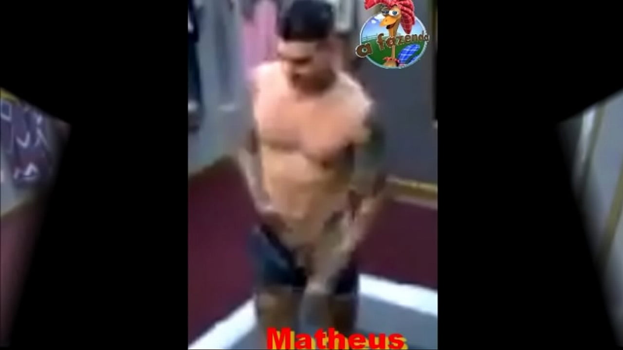 Matheus Verdelho, pelado, tomando banho