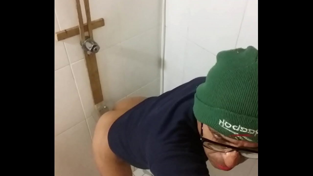 Enfiando o consolo na bunda