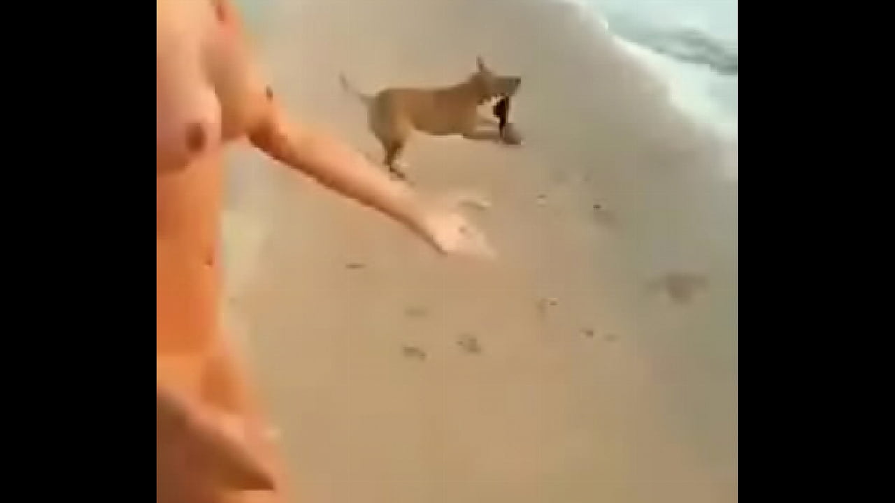 desnuda en la playa 2