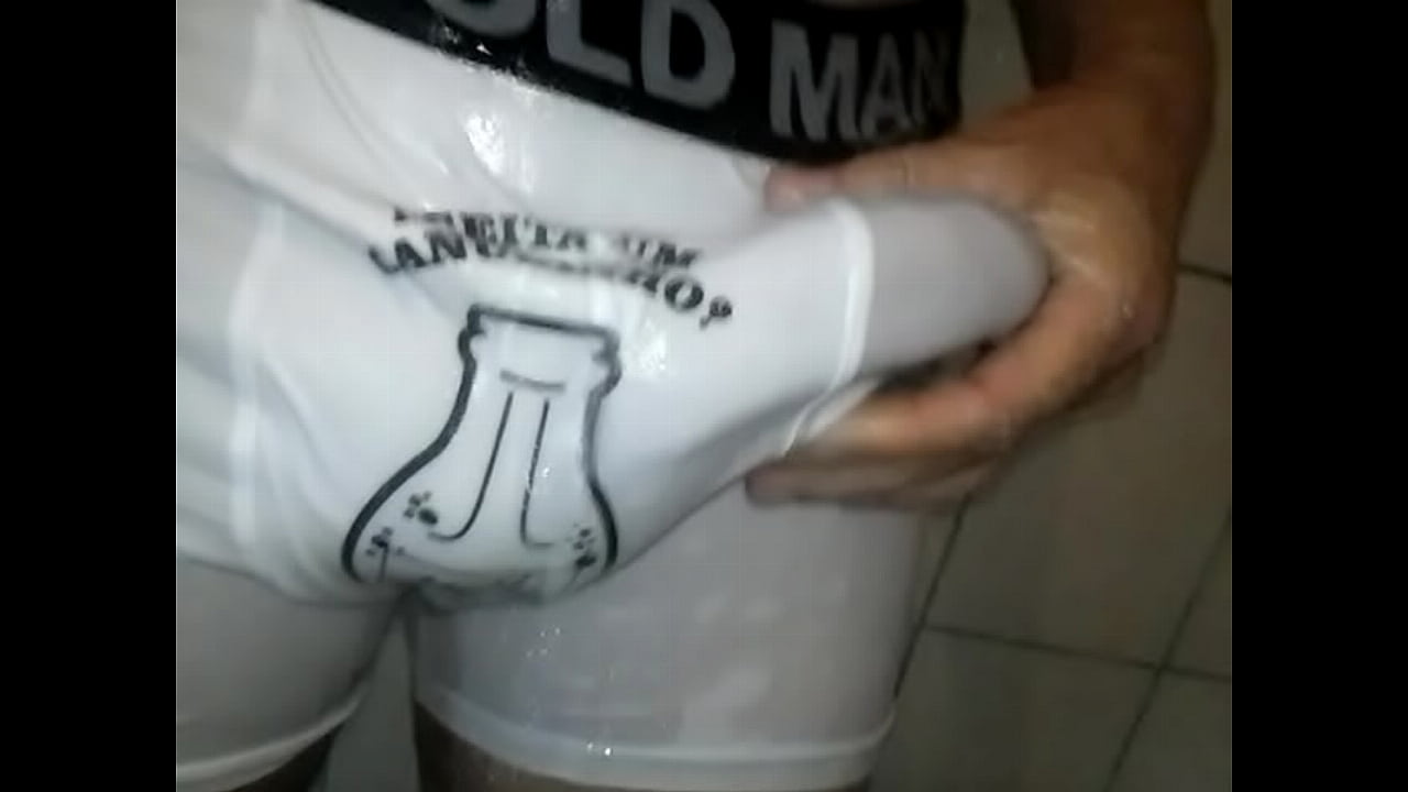 Aceita um canudinho? Pau duro na cueca