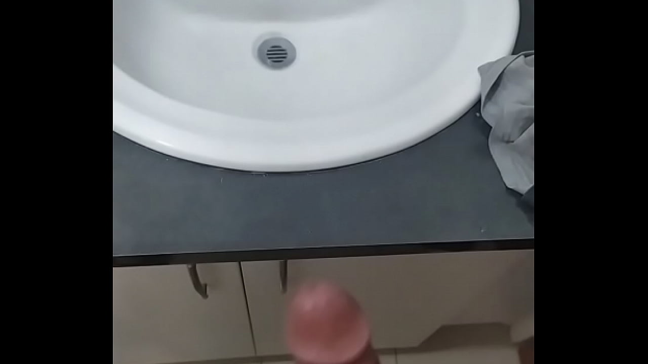 Rica acabada en el baño