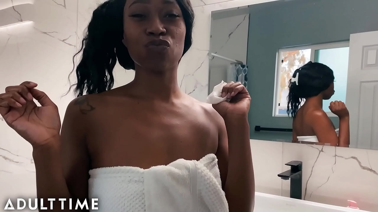 Sexy Mocha Menage Wants To Shower With You