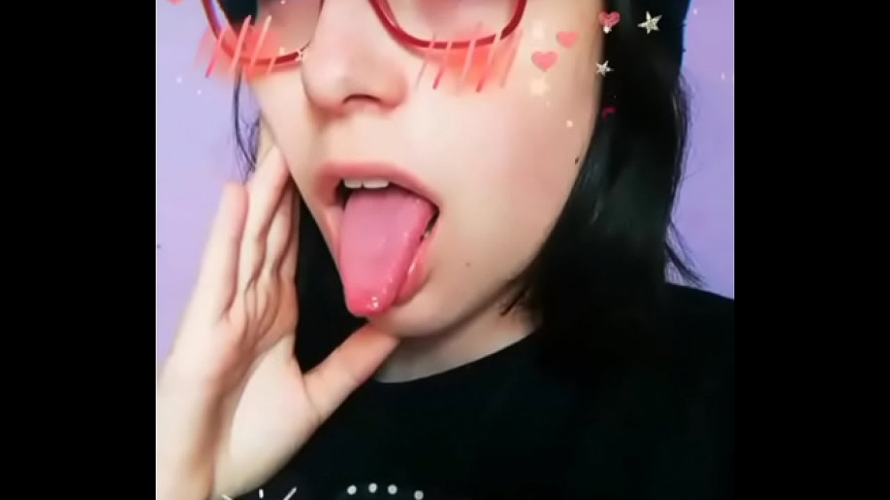 Chicha ahegao toca su nariz con la lengua