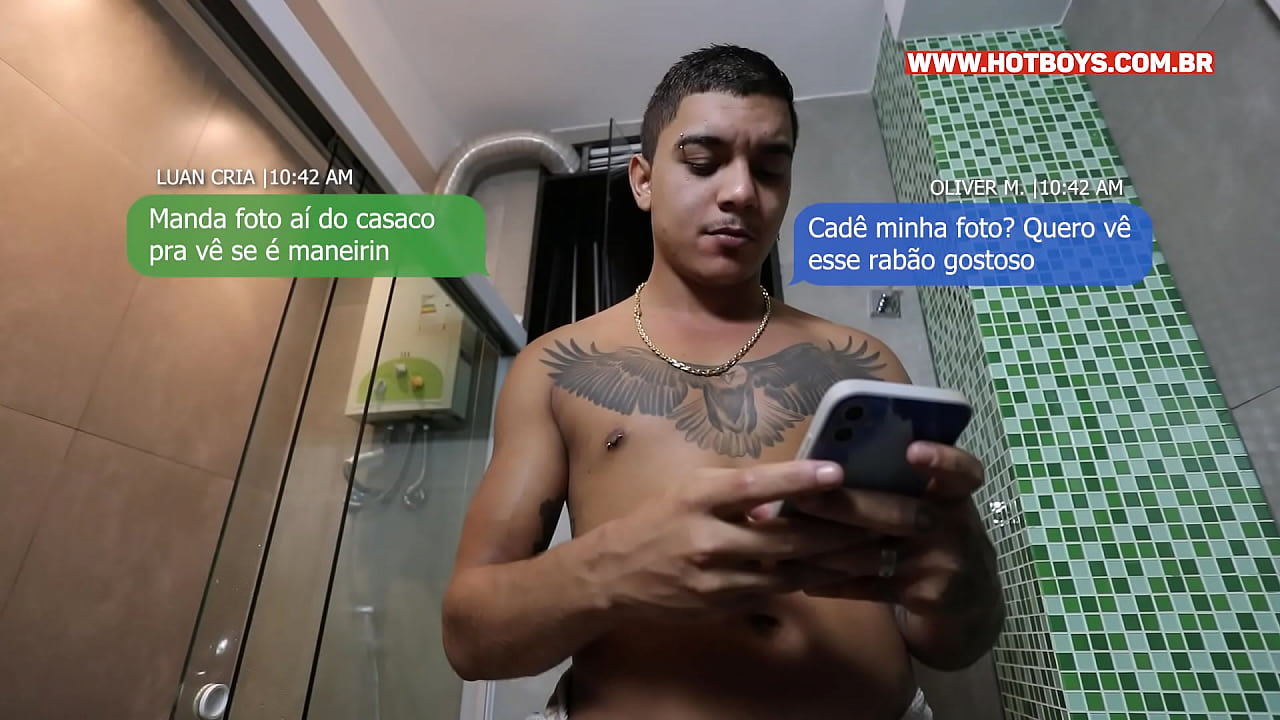 Mandei um nude sem querer pro meu amigo hétero e ele me fodeu gostoso