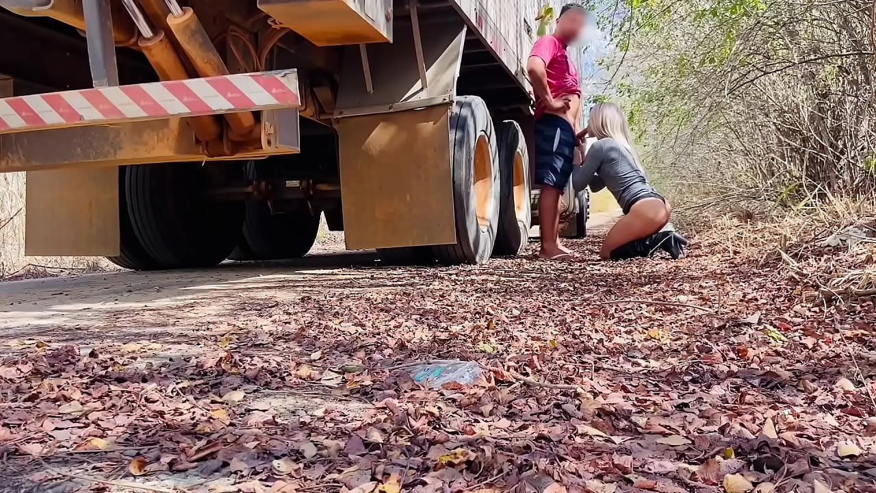 CAMINHOEIRO FUDENDO O CUZINHO DA SAFADA SEM CAMISINHA NA BEIRA DA ESTRADA