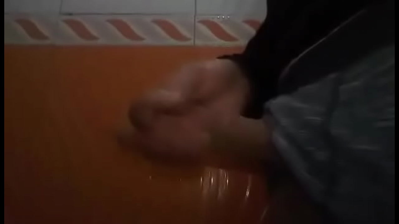 Chico en baño masturbándose