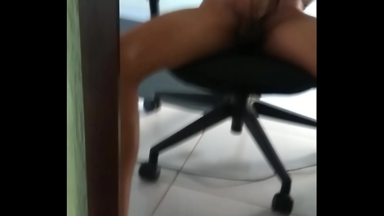 Novinho na punheta e jogando porra