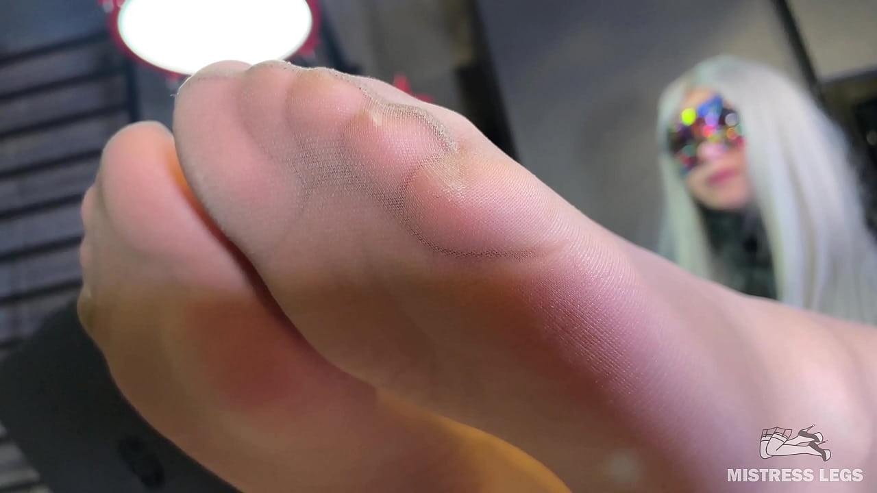 Foot tease and toe wiggling in pantyhose