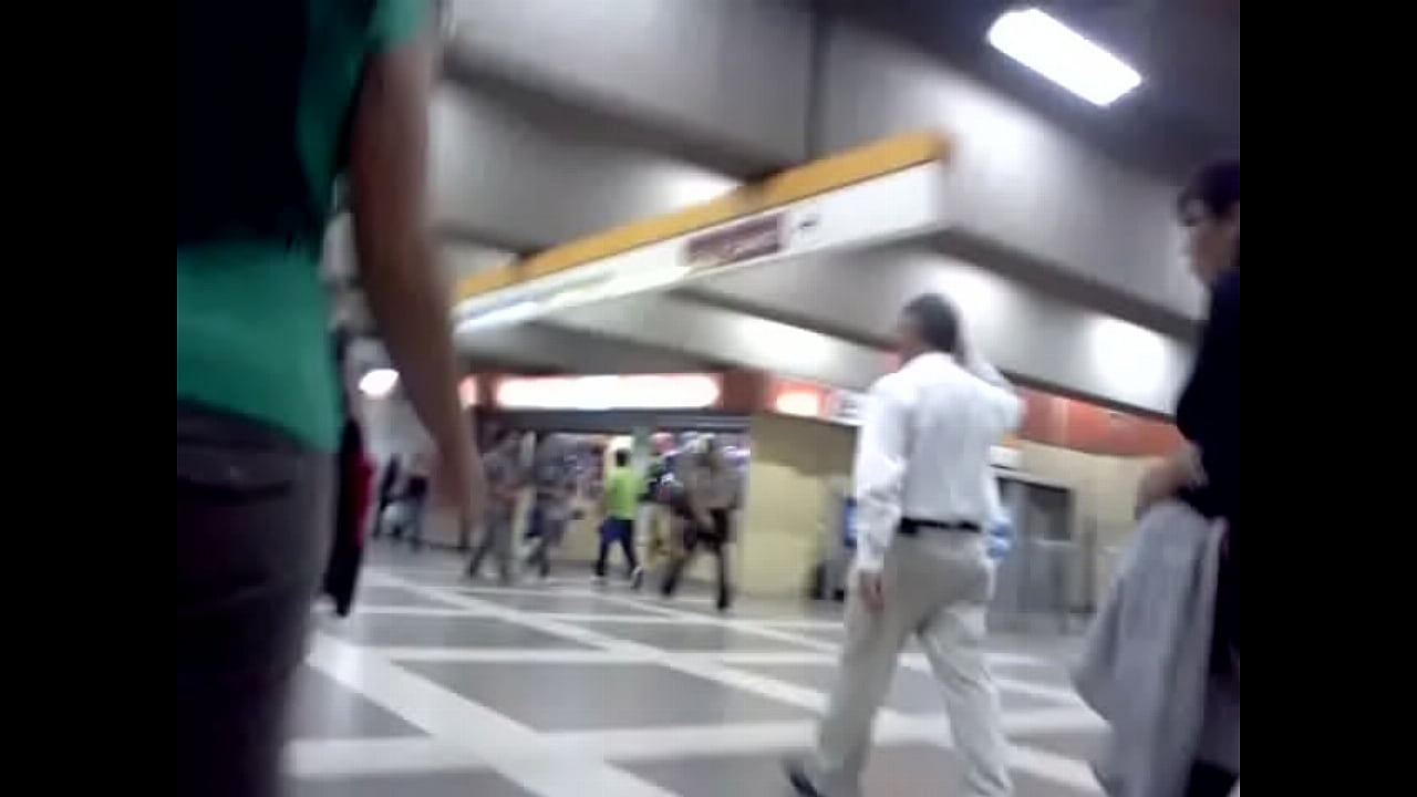 Rico culito en el metro