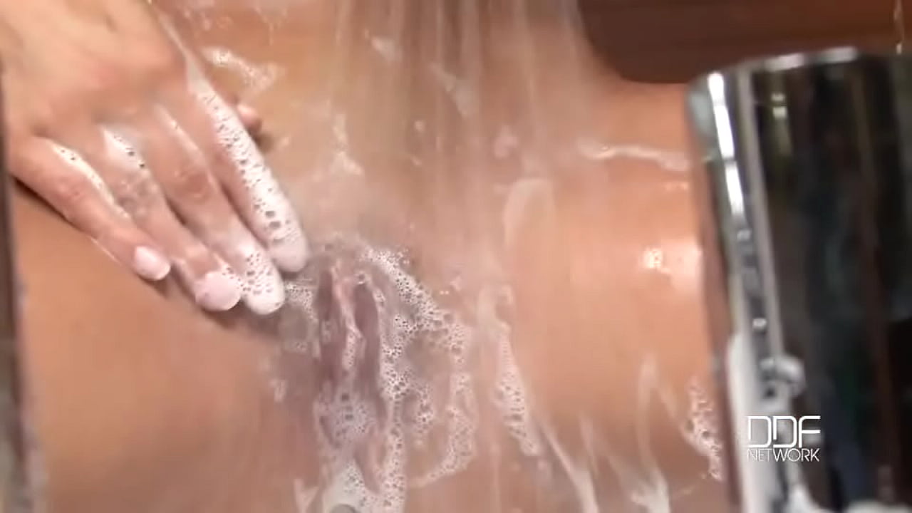 Bathtub finger show!