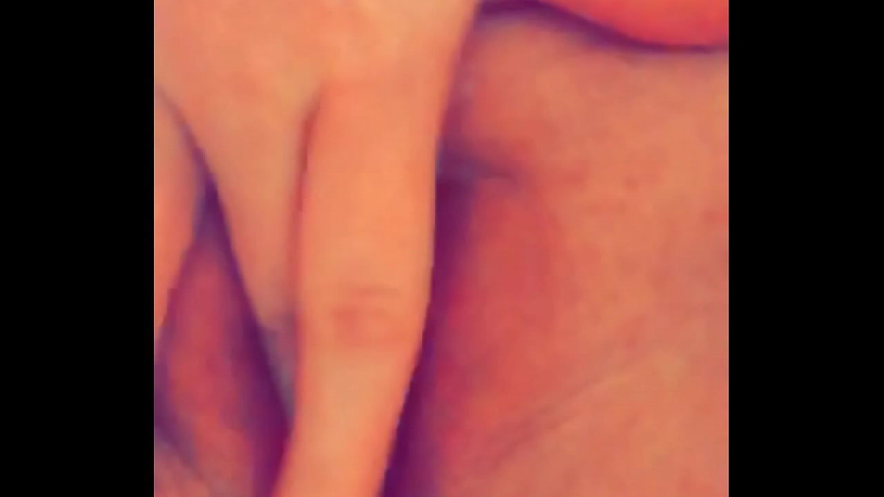 Pawg fingers herself